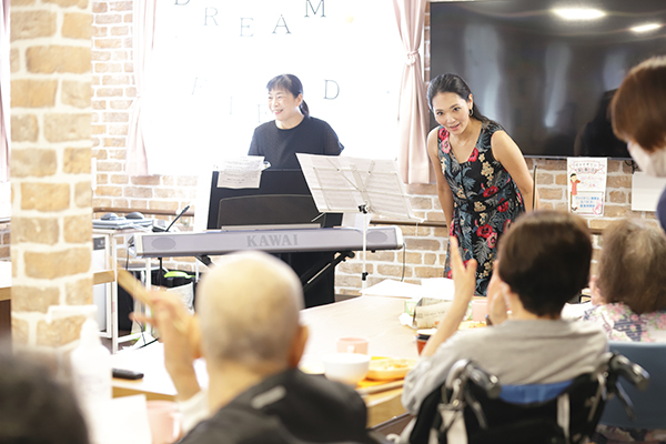 住宅型有料老人ホーム　ドリームフィールド名東 バイオリン演奏会