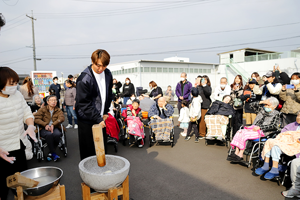 住宅型有料老人ホーム　ドリームフィールド瀬戸　新春餅つき 髙橋宏斗選手